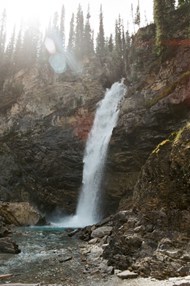 山野岩石峭壁瀑布精美图片