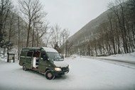 冬季树林雪地汽车精美图片