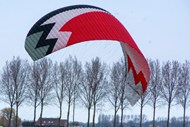 树林滑翔伞降落高清图片