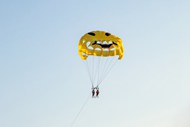 黄色降落伞降落高清图片