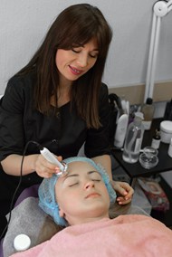 在美容院做面部护理的女人高清图片