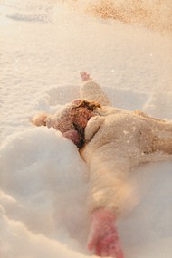 躺在雪地里的女孩高清图片