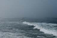 雾气笼罩大海精美图片