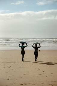大海沙滩冲浪美女背影高清图片
