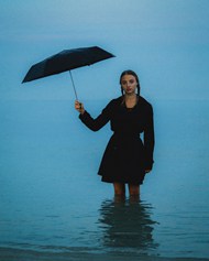 站在海水中撑伞的美女高清图片