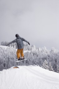 冬季雪地单板滑雪图片下载