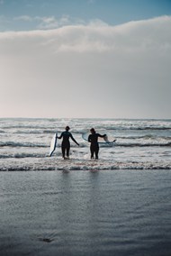 海边冲浪女运动背影高清图片