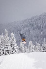 冬季高空单板滑雪运动图片