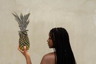 黑人美女手持菠萝图片大全