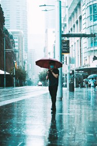 雨天街拍行人高清图片
