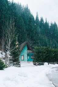 冬季唯美山野别墅飘雪精美图片