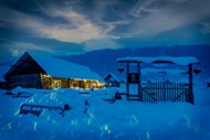 冬季夜晚小雪屋精美图片
