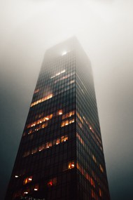 雾霾中的商务大楼图片大全