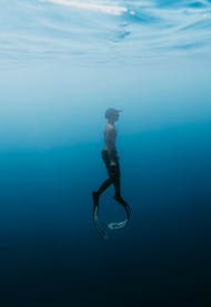 男子深海潜水运动高清图片