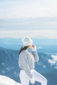 冬季雪山时尚美女摄影精美图片