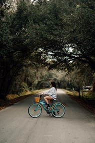 美女树林公路骑单车高清图片