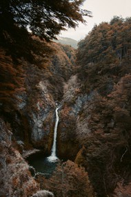 秋季山间瀑布流高清图片