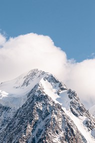 白雪皑皑的山脉高清图片