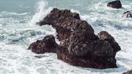 海浪撞击岩石精美图片