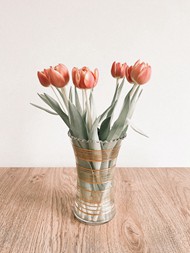 花瓶里的粉色郁金香图片下载
