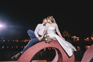 都市夜景情侣接吻婚纱照图片