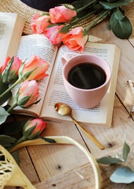 英文书籍玫瑰花咖啡高清图片