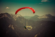 深山降落伞极限运动精美图片