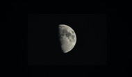 黑色夜空半弦月精美图片