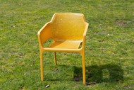 草地黄色塑料椅子高清图片