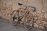破旧老式自行车高清图片