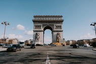 蓝天下的巴黎凯旋门拱门图片下载