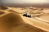 沙丘上的四轮摩托车精美图片