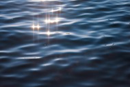 水中反射阳光精美图片