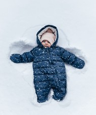 雪地里婴儿摄影图片下载