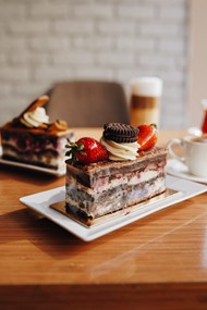 一块草莓巧克力蛋糕高清图片