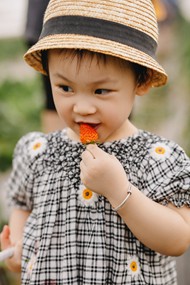 可爱小女孩吃草莓图片