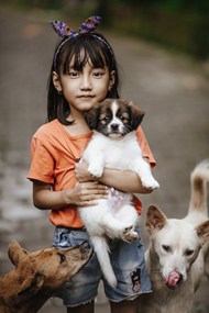小女孩抱着小狗的精美图片