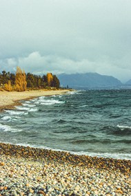 海岸鹅卵石大海图片