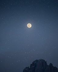 夜晚高山明月星空图片