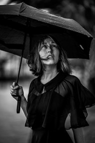 下雨天撑伞美女黑白写真图片下载