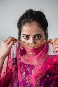 纱巾遮脸印度女孩高清图片