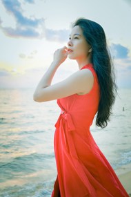 海边红裙气质美女摄影图片大全