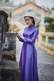 紫色奥黛旗袍美女高清图片