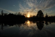 湖面日落景观高清图片