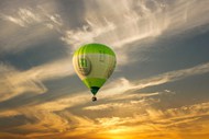热气球空中漂浮精美图片