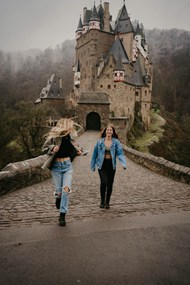 城堡前的两闺蜜精美图片