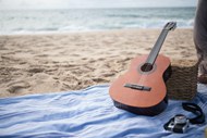 海边野餐毯上的吉他高清图片