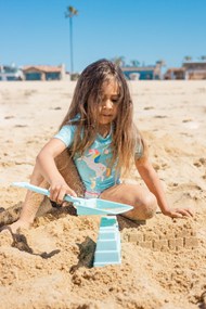 小女孩在沙滩上玩沙玩具图片下载