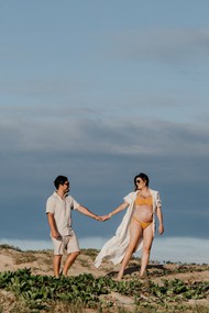 孕妇与伴侣在海滩上散步精美图片