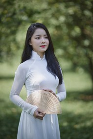 越南白色奥黛越服美女高清图片